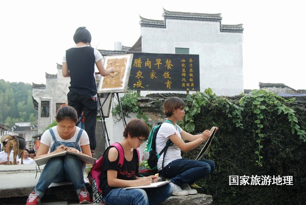 　　9月13日，座落在婺源縣秋口鎮(zhèn)李坑村“小橋、流水、人家”創(chuàng)作寫生基地的李坑章文灑店農(nóng)家樂。