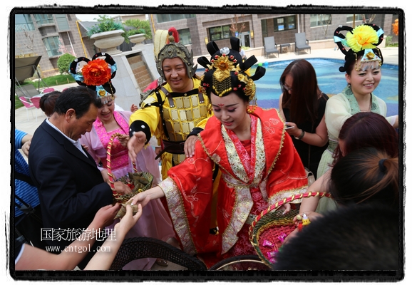 6月19日，端午節(jié)的前一天，甘肅平?jīng)鍪嗅轻紖^(qū)南山公園澳廈麗灣小區(qū)“邀請(qǐng)”唐朝被譽(yù)為四大美女之一的“楊貴妃”前來(lái)與市民見(jiàn)面，共度“端午佳節(jié)”。期間，“貴妃娘娘”由一名解說(shuō)人員做向?qū)?，與小區(qū)居民一同游玩、賞景、互敬酒水、合影留念，并現(xiàn)場(chǎng)贈(zèng)送大人小孩粽子、香包和糖果。