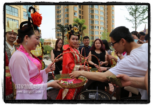 6月19日，端午節(jié)的前一天，甘肅平?jīng)鍪嗅轻紖^(qū)南山公園澳廈麗灣小區(qū)“邀請(qǐng)”唐朝被譽(yù)為四大美女之一的“楊貴妃”前來(lái)與市民見(jiàn)面，共度“端午佳節(jié)”。期間，“貴妃娘娘”由一名解說(shuō)人員做向?qū)?，與小區(qū)居民一同游玩、賞景、互敬酒水、合影留念，并現(xiàn)場(chǎng)贈(zèng)送大人小孩粽子、香包和糖果。