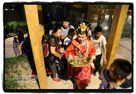 6月19日，端午節(jié)的前一天，甘肅平?jīng)鍪嗅轻紖^(qū)南山公園澳廈麗灣小區(qū)“邀請(qǐng)”唐朝被譽(yù)為四大美女之一的“楊貴妃”前來(lái)與市民見(jiàn)面，共度“端午佳節(jié)”。期間，“貴妃娘娘”由一名解說(shuō)人員做向?qū)?，與小區(qū)居民一同游玩、賞景、互敬酒水、合影留念，并現(xiàn)場(chǎng)贈(zèng)送大人小孩粽子、香包和糖果。