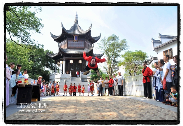 6月20日，小朋友們和中國(guó)武術(shù)愛(ài)好者們?cè)诮魇℃脑纯h熹園景區(qū)表演中國(guó)傳統(tǒng)的中國(guó)武術(shù)功夫，吸引許多游人前來(lái)駐足觀看。當(dāng)日是中國(guó)傳統(tǒng)的端午節(jié)，江西省婺源縣的中國(guó)武術(shù)愛(ài)好者們通過(guò)表演中國(guó)武術(shù)功夫，打太極，表演了少林棍、硬氣功、自選拳等少林寺功夫，讓孩子們從小學(xué)習(xí)中國(guó)武術(shù)，傳承中國(guó)武德，感受先人過(guò)端午的氛圍。