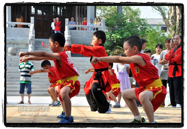 6月20日，小朋友們和中國(guó)武術(shù)愛(ài)好者們?cè)诮魇℃脑纯h熹園景區(qū)表演中國(guó)傳統(tǒng)的中國(guó)武術(shù)功夫，吸引許多游人前來(lái)駐足觀看。當(dāng)日是中國(guó)傳統(tǒng)的端午節(jié)，江西省婺源縣的中國(guó)武術(shù)愛(ài)好者們通過(guò)表演中國(guó)武術(shù)功夫，打太極，表演了少林棍、硬氣功、自選拳等少林寺功夫，讓孩子們從小學(xué)習(xí)中國(guó)武術(shù)，傳承中國(guó)武德，感受先人過(guò)端午的氛圍。