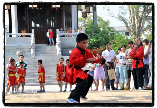 6月20日，小朋友們和中國(guó)武術(shù)愛(ài)好者們?cè)诮魇℃脑纯h熹園景區(qū)表演中國(guó)傳統(tǒng)的中國(guó)武術(shù)功夫，吸引許多游人前來(lái)駐足觀看。當(dāng)日是中國(guó)傳統(tǒng)的端午節(jié)，江西省婺源縣的中國(guó)武術(shù)愛(ài)好者們通過(guò)表演中國(guó)武術(shù)功夫，打太極，表演了少林棍、硬氣功、自選拳等少林寺功夫，讓孩子們從小學(xué)習(xí)中國(guó)武術(shù)，傳承中國(guó)武德，感受先人過(guò)端午的氛圍。