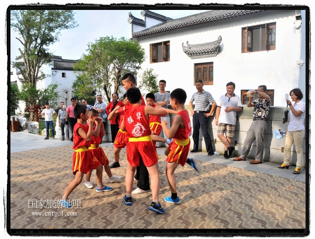 6月20日，小朋友們和中國(guó)武術(shù)愛(ài)好者們?cè)诮魇℃脑纯h熹園景區(qū)表演中國(guó)傳統(tǒng)的中國(guó)武術(shù)功夫，吸引許多游人前來(lái)駐足觀看。當(dāng)日是中國(guó)傳統(tǒng)的端午節(jié)，江西省婺源縣的中國(guó)武術(shù)愛(ài)好者們通過(guò)表演中國(guó)武術(shù)功夫，打太極，表演了少林棍、硬氣功、自選拳等少林寺功夫，讓孩子們從小學(xué)習(xí)中國(guó)武術(shù)，傳承中國(guó)武德，感受先人過(guò)端午的氛圍。