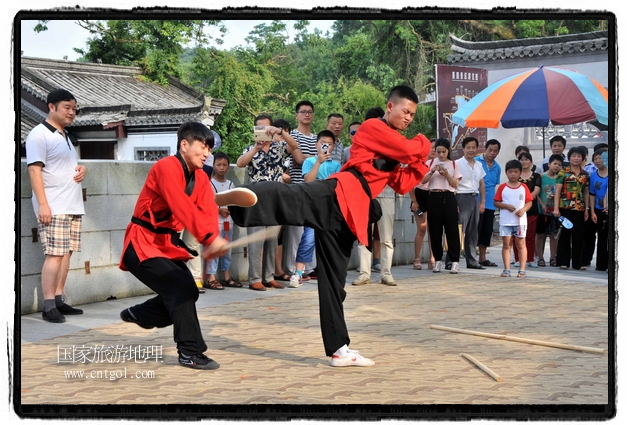 6月20日，小朋友們和中國(guó)武術(shù)愛(ài)好者們?cè)诮魇℃脑纯h熹園景區(qū)表演中國(guó)傳統(tǒng)的中國(guó)武術(shù)功夫，吸引許多游人前來(lái)駐足觀看。當(dāng)日是中國(guó)傳統(tǒng)的端午節(jié)，江西省婺源縣的中國(guó)武術(shù)愛(ài)好者們通過(guò)表演中國(guó)武術(shù)功夫，打太極，表演了少林棍、硬氣功、自選拳等少林寺功夫，讓孩子們從小學(xué)習(xí)中國(guó)武術(shù)，傳承中國(guó)武德，感受先人過(guò)端午的氛圍。