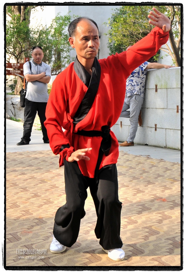 6月20日，小朋友們和中國(guó)武術(shù)愛(ài)好者們?cè)诮魇℃脑纯h熹園景區(qū)表演中國(guó)傳統(tǒng)的中國(guó)武術(shù)功夫，吸引許多游人前來(lái)駐足觀看。當(dāng)日是中國(guó)傳統(tǒng)的端午節(jié)，江西省婺源縣的中國(guó)武術(shù)愛(ài)好者們通過(guò)表演中國(guó)武術(shù)功夫，打太極，表演了少林棍、硬氣功、自選拳等少林寺功夫，讓孩子們從小學(xué)習(xí)中國(guó)武術(shù)，傳承中國(guó)武德，感受先人過(guò)端午的氛圍。