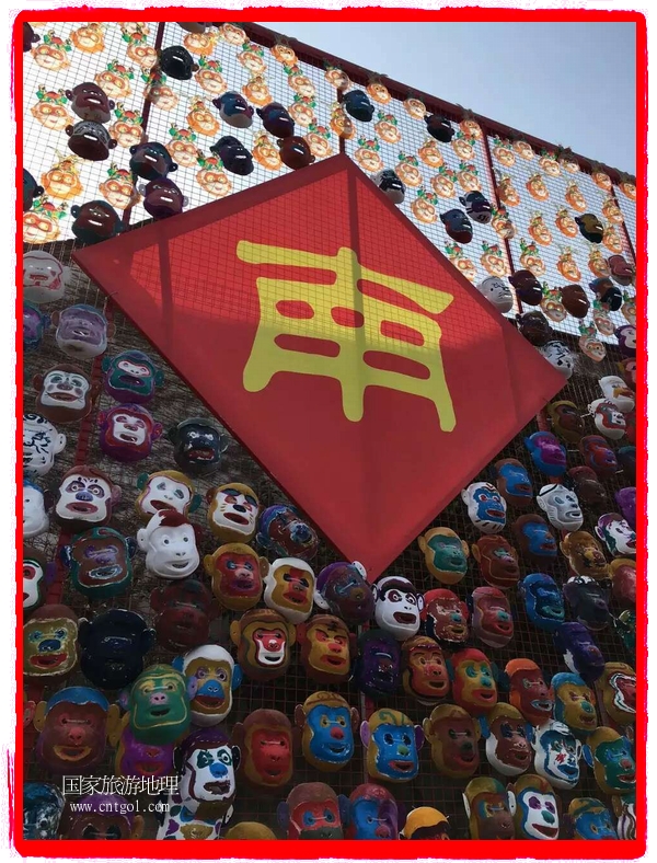 中國規(guī)模最大的猴面具彩繪在南潯古鎮(zhèn)展示。猴子真是今年最紅的動(dòng)物。 