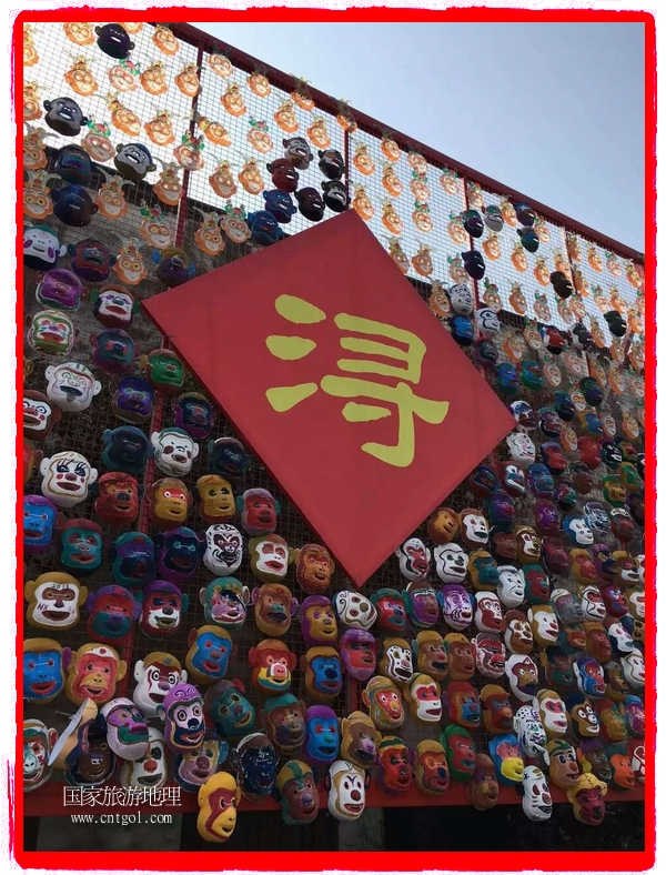 中國規(guī)模最大的猴面具彩繪在南潯古鎮(zhèn)展示。猴子真是今年最紅的動(dòng)物。 