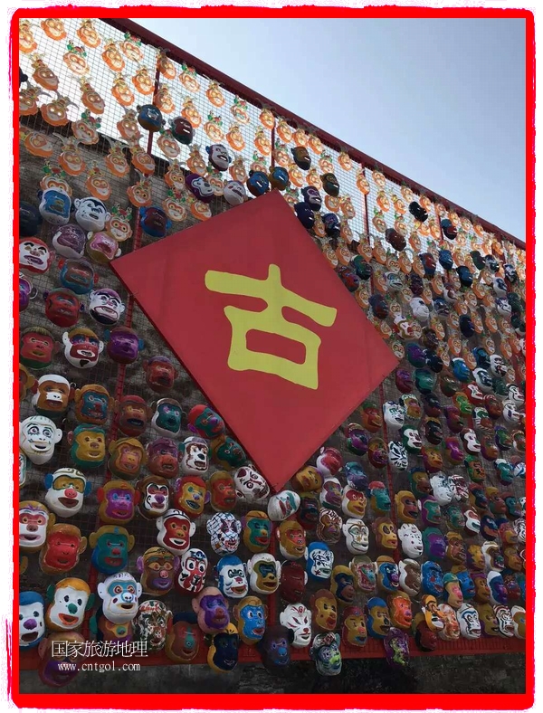 中國規(guī)模最大的猴面具彩繪在南潯古鎮(zhèn)展示。猴子真是今年最紅的動(dòng)物。 