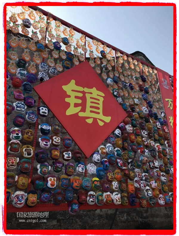中國規(guī)模最大的猴面具彩繪在南潯古鎮(zhèn)展示。猴子真是今年最紅的動(dòng)物。 