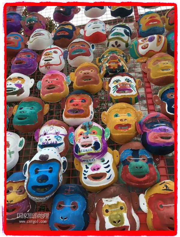 中國規(guī)模最大的猴面具彩繪在南潯古鎮(zhèn)展示。猴子真是今年最紅的動(dòng)物。 